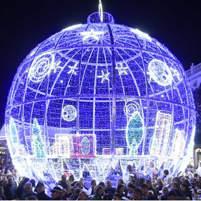 La Plaza Costa del Sol cuenta con una Bola Gigante de 12 metros de altura que ofrece un espectáculo de luces y sonidos