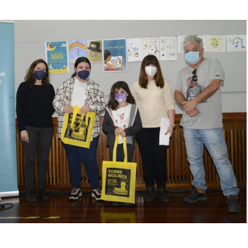 Rocío Grau Díaz y Carla Yamila, ganadoras del concurso 'Reinventa la portada'